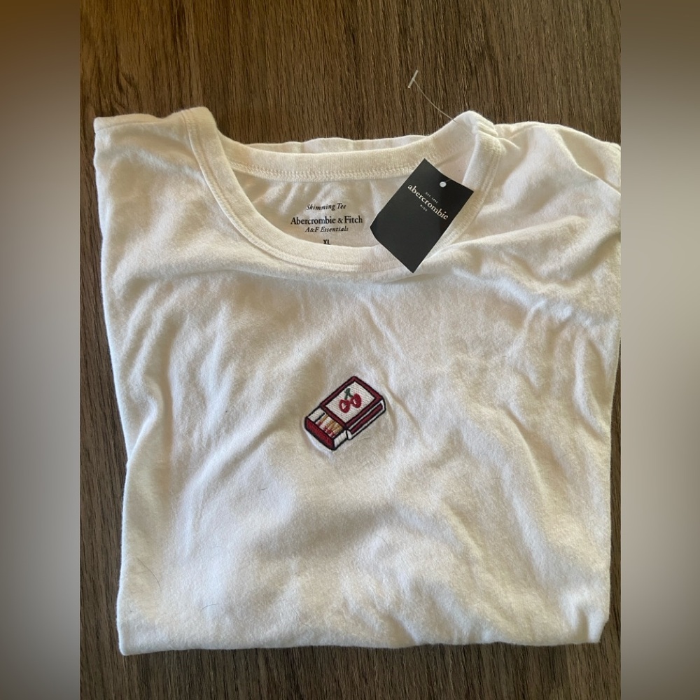 NWT Abercrombie & Fitch Women's
Short-Sleeve matchbox Graphic Skimming Tee — XL